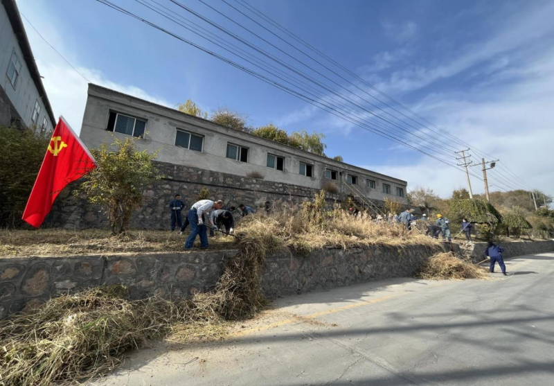 有工投黨員干部、團(tuán)員青年的耕耘那處便是公司最美麗的一角-----物產(chǎn)工投公司開展環(huán)境專項(xiàng)整治主題黨日、團(tuán)日活動